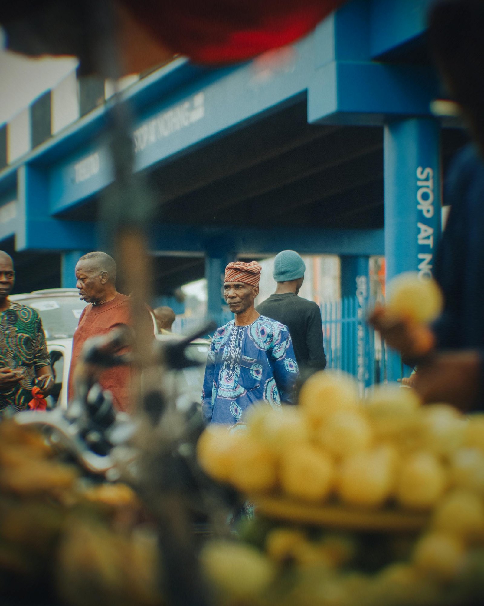 Marchand congolais utilisant LUKATOUT pour gérer sa boutique